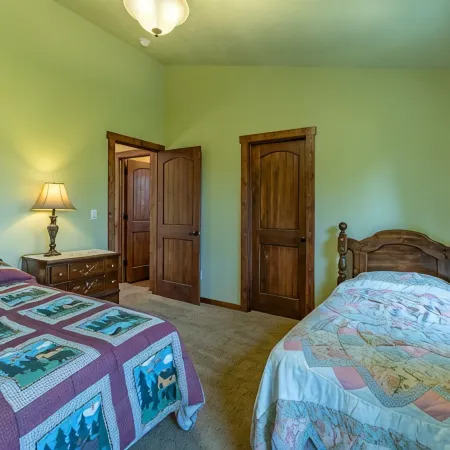 Secluded cabin on 6 acres- wood fireplace- sleeps 11