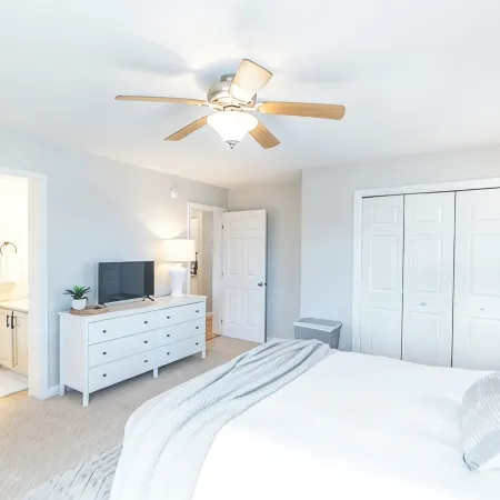Bowers Retreat - Sleeps 10 - Steps to Beach & Bars! 10 Minutes to de Turf!