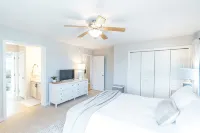 Bowers Retreat - Sleeps 10 - Steps to Beach & Bars! 10 Minutes to de Turf! - 4-Star