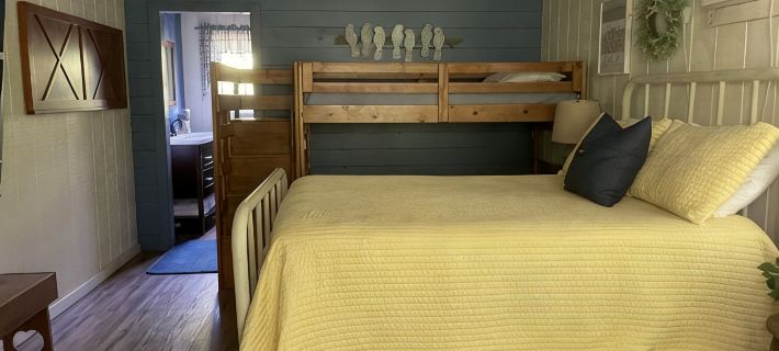Mama Bears Cozy Creekside Cabin at Up The Creek Hotels in Hardin County