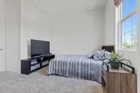 Wonder Lake Elegance: Serene 2BR Townhome Retreat - 4-Star