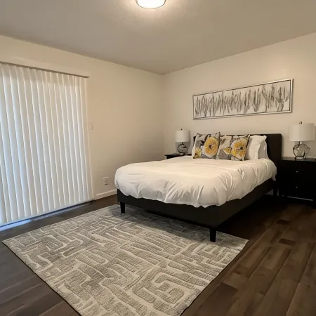 Fully renovated 2B/1b in Downtown