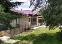 Groovy Country Pad in a Serene Setting - Homestays