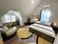 Newly built Luxury 3 bedroom Mountain Chalet in town - Hot tub and Pet Friendly! - Wifi