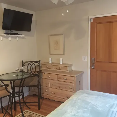 Very quiet and peaceful room with private entrance and private bath