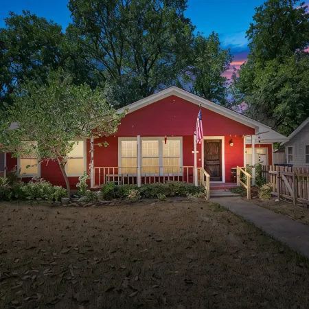 La Casa Roja - Pet-Friendly - 3Br Home - Walk to Castle & Downtown Waco