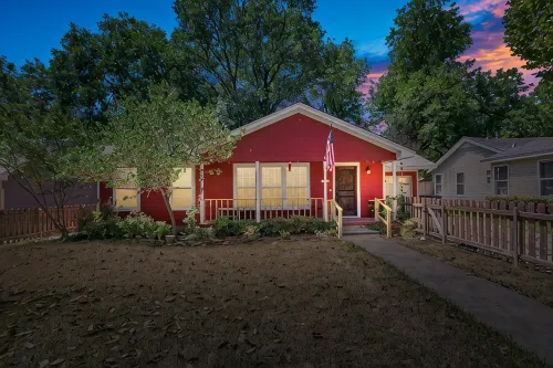 La Casa Roja - Pet-Friendly - 3Br Home - Walk to Castle & Downtown Waco - บังกะโล