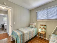 Cozy Vacation Home w/Sun Room in Bethany West - Wi-Fi