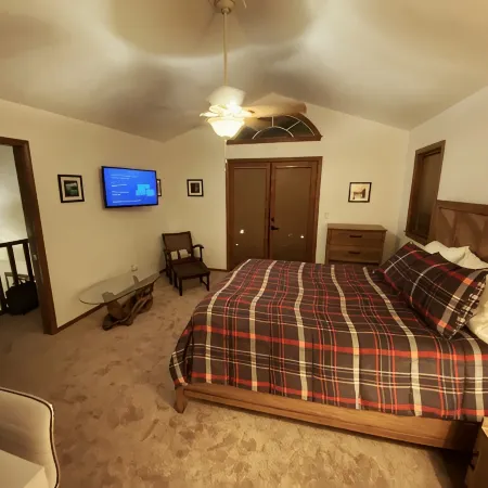 Treehouse Lodge- A quiet hilltop creative retreat, minutes from the lake.