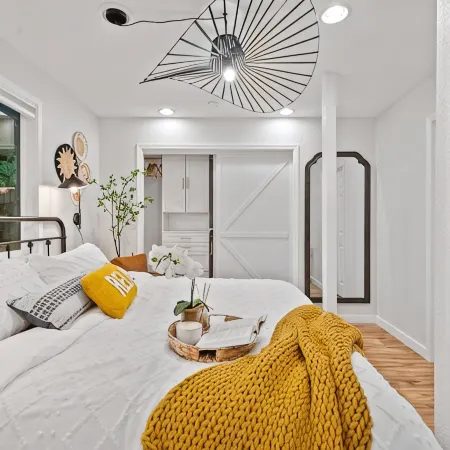 Modern & Stylish Bellevue Basement Suite - King Bed and Office 5 Minutes to Mall