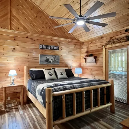 Cozy cabin 2 miles from Parkway! Secluded_Screen Porch_Wifi_Pool_Dog Friendly