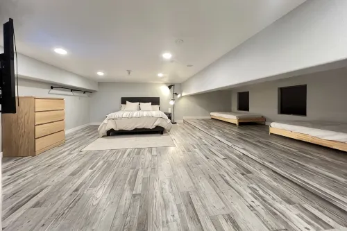 Modern Studio Duplex -15 min to Beach - 2-Star