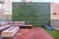 Stylish Vibrant Getaway w/Private Patio next to Bars & Food, 5 minutes from DC! - Apartments