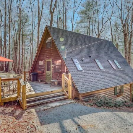 Bearly Behavin. A-Frame Blue Ridge cabin. Near Toccoa River and Suches.