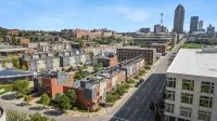 Downtown Skyline Views in Modern Townhome with Rooftop Patios - Bintang 4