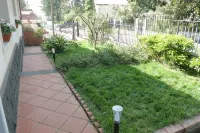 At Armando's Home - Parkplatz