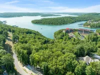 Table Rock Lake View, Huge Deck, Trees, Quiet, Updated, Decorated for Holidays! - Hytter