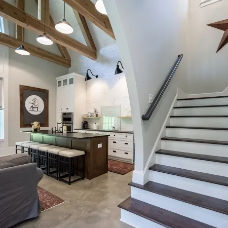 The Black Barn, 3 BR/3 BA House! Easy walking Distance To Everything!