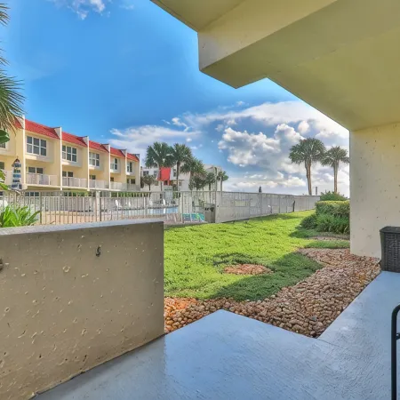 Deluxe ocean-view, poolside, first floor flat with 2 bedrooms, 2 baths