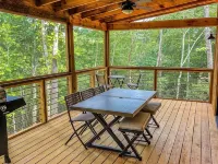 Popular - Peaceful Bear Cabin - 3Br 2BTH - Big Hot Tub - Quiet - Hytter