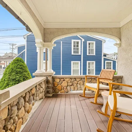 New Boutique Downtown Home, Shops, Patio, Office, Pets, Walk to Dining