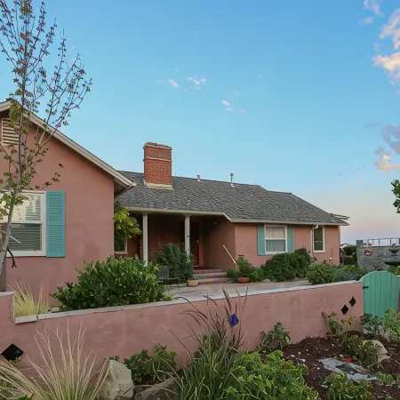 Treetop Lodge - Lose yourself in the views on the westside, close to downtown.