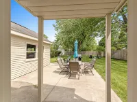 M2 -Relaxed Beach Stay • Fenced Yard, Fire Pit & 2 Living Areas, Pets Welcome - Wifi