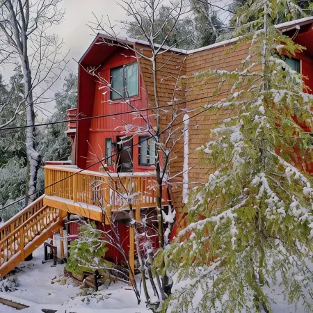 Hilltop 3-bedroom Retreat with Lake Views, AC, EV Charger at Lake Gregory
