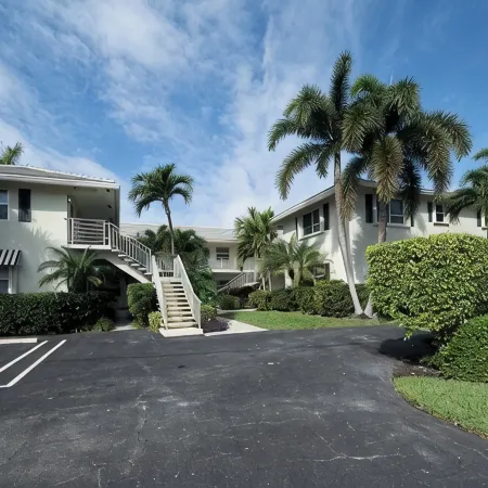 Two Bedroom Boutique Condo 2 Blocks from the Beach and Atlantic Avenue
