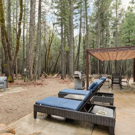 Base of Lassen National Park Secluded 1 BR + LOFT, 2 BATH HOME. sleeps up to 7