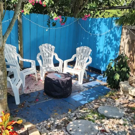 Cute coastal cottage close to beach and downtown nightlife.