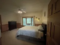 Riverfront Retreat + Spa • Private Deck • Game Room • View — Close to Sequoia NP - 발코니