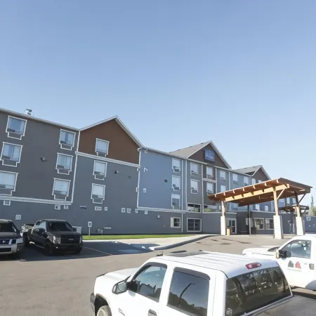Pomeroy Inn & Suites at Olds College