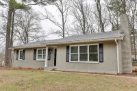 Cozy and Quiet 4Br/2Ba rancher with 1 King suite and 1 mile to JSU!! - 3성급