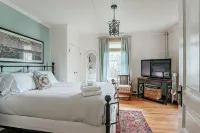 The Cardinal House - 3-Star