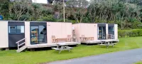 Opunake Beach Holiday Park - 주차장