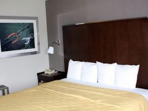 Huntersville Inn & Suites