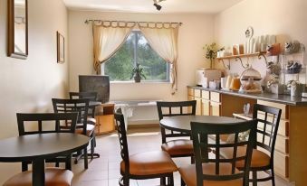 Super 8 by Wyndham Phillips