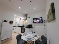 Comfy Fenia Stay Hotels in Barking