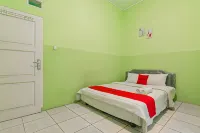 RedDoorz near Tugu Pramuka Cianjur Hotel dekat Cirata