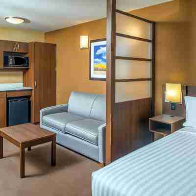 Microtel Inn & Suites by Wyndham Red Deer Rooms