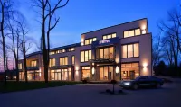 Relais & Châteaux Hotel Burg Schwarzenstein Hotels in der Nähe von Weitblick in die Rheinebene und Wald