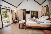 Falling Leaves Lodge Hotels near Las Cuevas Biological Station