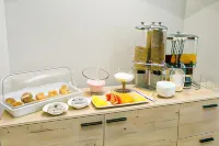 30 on Whites Guesthouse - breakfast