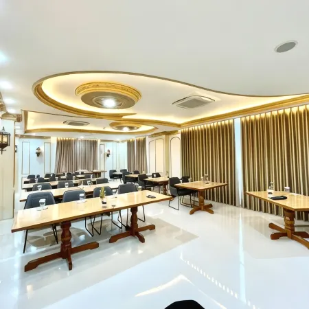 Atiyan Hotel Syariah Отели в г. Букиттинги