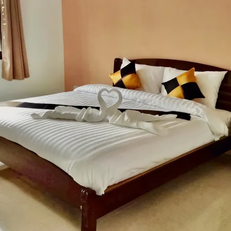 Maehaad Guesthouse Отели рядом с достопримечательностью «Пляж Салад-Бич»