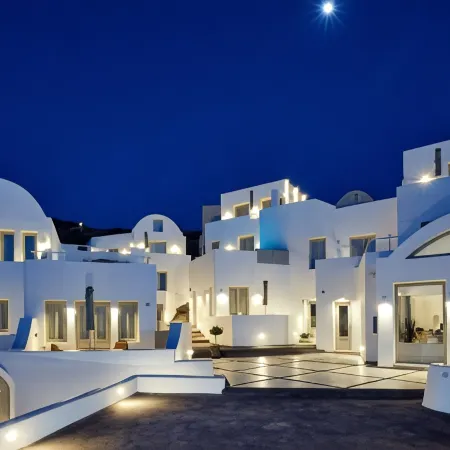 Aperanto Suites Отели рядом с достопримечательностью «Пляж мыса Колумбо»