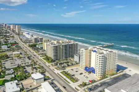 Professionally Decorated Luxury Oceanview Condo Отели рядом с достопримечательностью «Парк Ван Авеню»