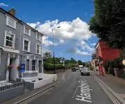 Studio at 113b - Cosy 1-Bed Studio, Hampton, free parking & Wi-Fi Hotels in Molesey