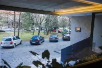 1863 Boutique Hotel - parking
